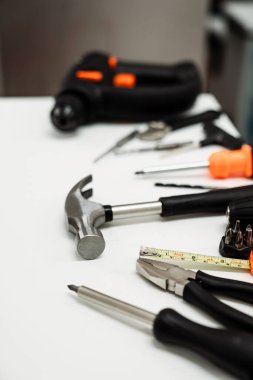 Beyaz arkaplan ve üst görünümde farklı araçlar. Araç beyaz arkaplanda ayarlandı. Boşluğu kopyala