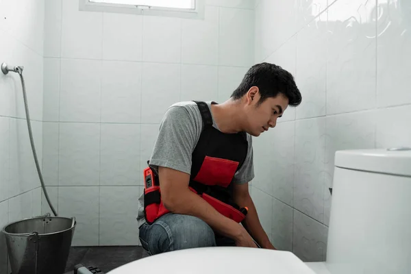 Tesisatçı Adam Oturup Tuvaleti Kontrol Ediyor Sızıntı Var Diye Asyalı — Stok fotoğraf