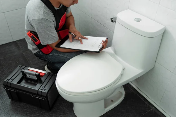 Tamirci Tuvalette Yapılması Gerektiğini Kontrol Ediyor Tamirci Tuvaletteki Sızıntı Noktasını — Stok fotoğraf