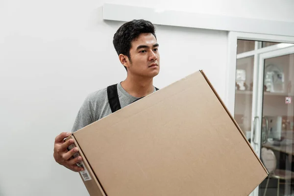 Manitas Asiático Cargando Una Caja Grande Repartidor Levanta Una Caja —  Fotos de Stock