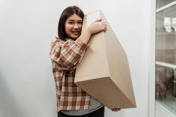 Mujer Asiática Fuerte Llevando Una Caja Grande Fuera Casa Regordeta — Foto de Stock