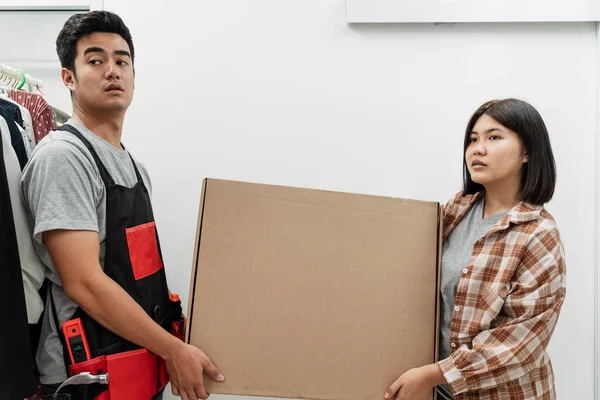 Dos Asiático Persona Llevando Grande Caja Cartón Moviéndose Fuera Casa — Foto de Stock