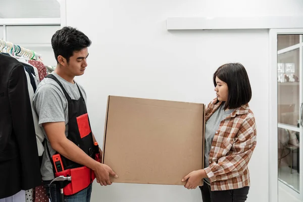 Dos Asiático Persona Llevando Grande Caja Cartón Moviéndose Fuera Casa — Foto de Stock