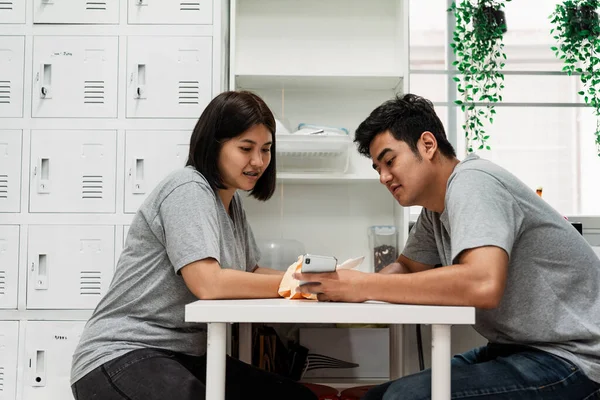 Hermosos Padres Asiáticos Disfrutan Charlando Mesa Cocina Linda Pareja Asiática —  Fotos de Stock