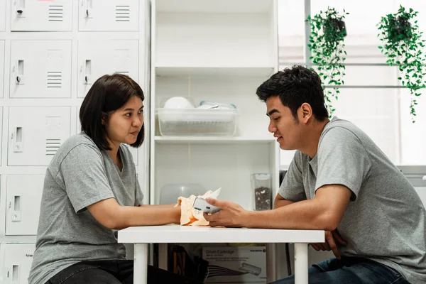 Hermosos Padres Asiáticos Disfrutan Charlando Mesa Cocina Linda Pareja Asiática —  Fotos de Stock