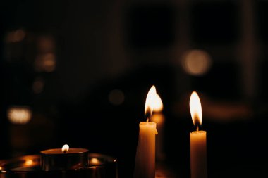 Mumlar gece karanlığında yanıyor..