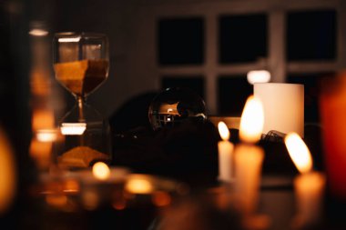 Falcı odasında kristal küre. Mumları yanan karanlık oda..