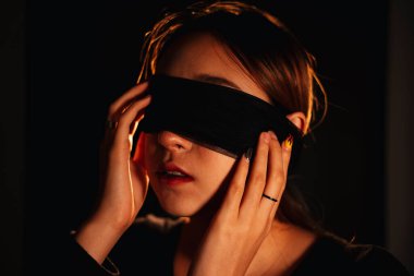 Güzel melez kadın, siyah arka planda soyutlanıyor..