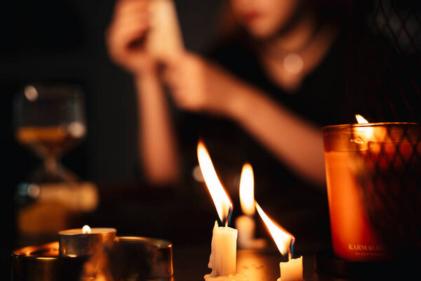 Гадалка предсказывает будущее в комнате, полной свечей.