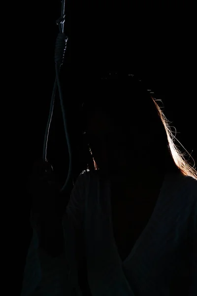 Retrato Silueta Mujer Triste Que Cuelga Con Una Cuerda Cuarto — Foto de Stock
