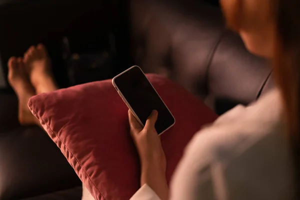 Mujer Usando Smartphone Sofá Por Noche Copiar Espacio Prepárate — Foto de Stock