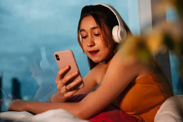 Bella Donna Razza Mista Ascoltare Musich Con Cuffie Wireless Smartphone — Foto Stock
