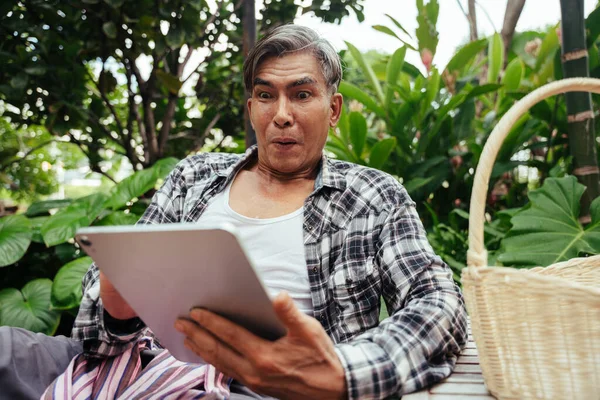 Ασιάτης Ηλικιωμένος Αγρότης Που Χρησιμοποιεί Ψηφιακή Ταμπλέτα Για Την Πώληση — Φωτογραφία Αρχείου
