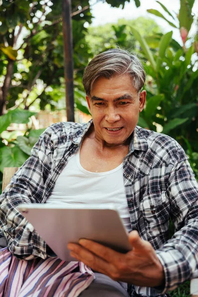 Asian Elderly Senior Farmer Using Digital Tablet Sell Product His — Stock Photo, Image