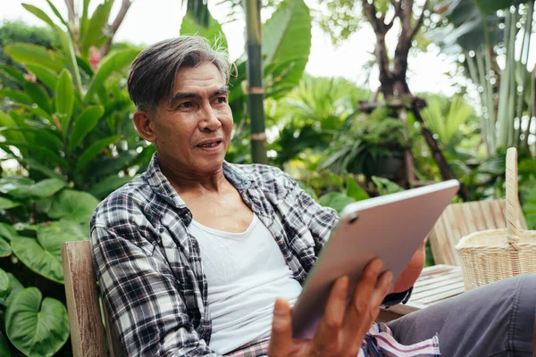 Asian Elderly Senior Farmer Using Digital Tablet Sell Product His — Stock Photo, Image