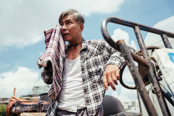 Старший Азіатський Фермер Відпочиває Тракторі Після Роботи Місцевій Фермі — стокове фото