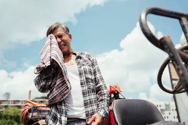 地元の農場で働いた後 トラクターで休んでいるアジアの高齢者農家 — ストック写真