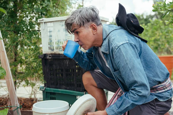 Asiático Anciano Granjero Mayor Tomando Descanso Agua Potable Cubo — Foto de Stock