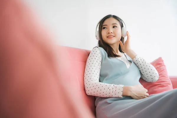 Ung Vacker Gravid Asiatisk Kvinna Lyssna Sång Med Trådlös Hörlurar — Stockfoto