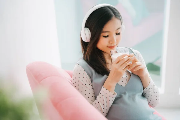 Ung Vacker Gravid Asiatisk Kvinna Lyssna Musik Med Trådlös Hörlurar — Stockfoto