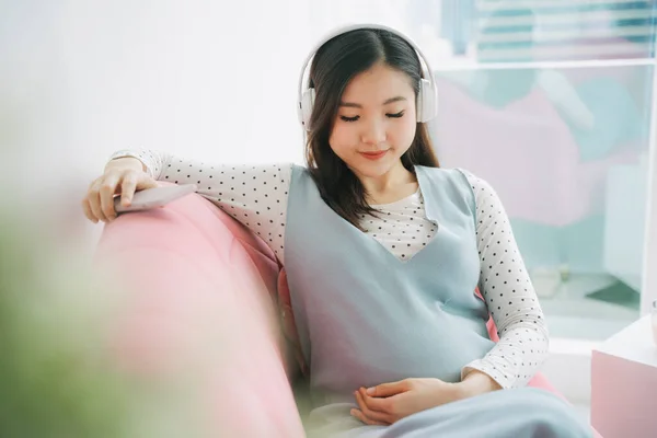 Ung Vacker Gravid Asiatisk Kvinna Lyssnar Musik Med Trådlös Hörlurar — Stockfoto