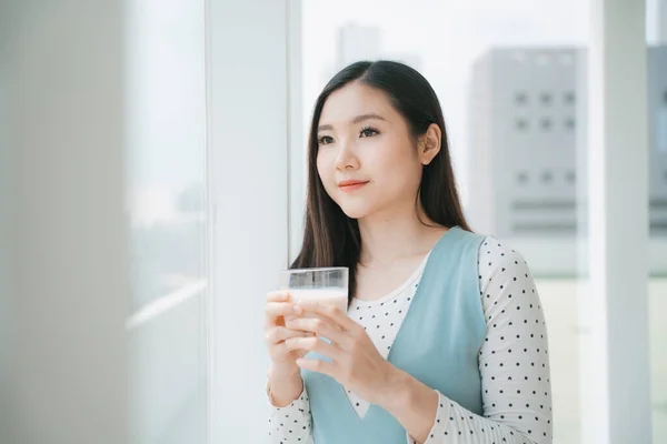 Ung Vacker Gravid Asiatisk Kvinna Som Håller Kopp Mjölk Hälsosam — Stockfoto