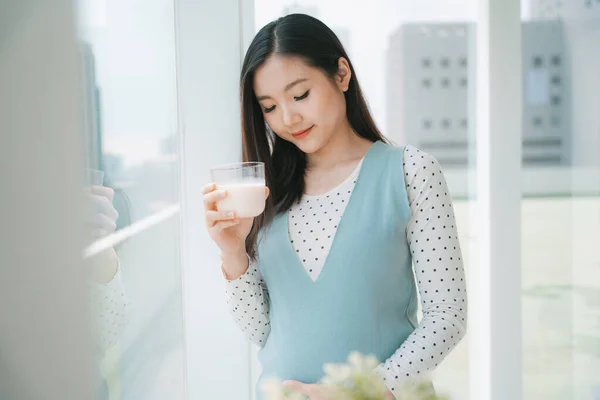 Ung Vacker Gravid Asiatisk Kvinna Som Håller Kopp Mjölk Hälsosam — Stockfoto