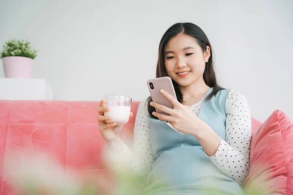 Ung Vacker Gravid Asiatisk Kvinna Med Hjälp Smartphone Och Hålla — Stockfoto