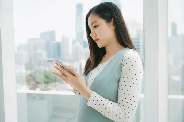 Sidovy Ung Vacker Gravid Thai Kvinna Med Hjälp Smartphone Kontrollera — Stockfoto