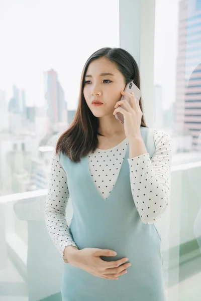 Ung Vacker Gravid Asiatisk Thai Kvinna Talar Telefon Med Läkare — Stockfoto