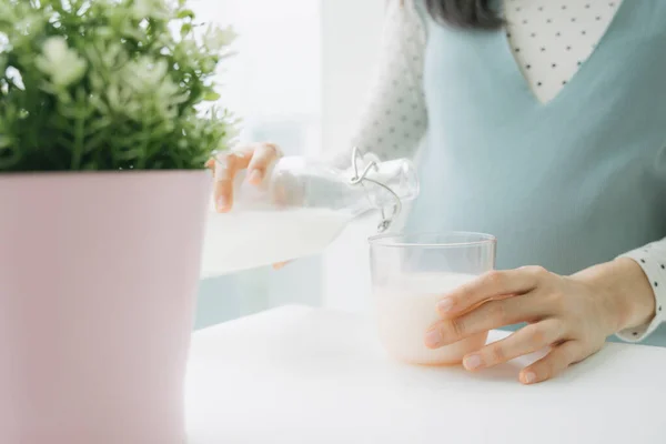 가까이서 젖병에서 우유를 아름답고 아시아 — 스톡 사진