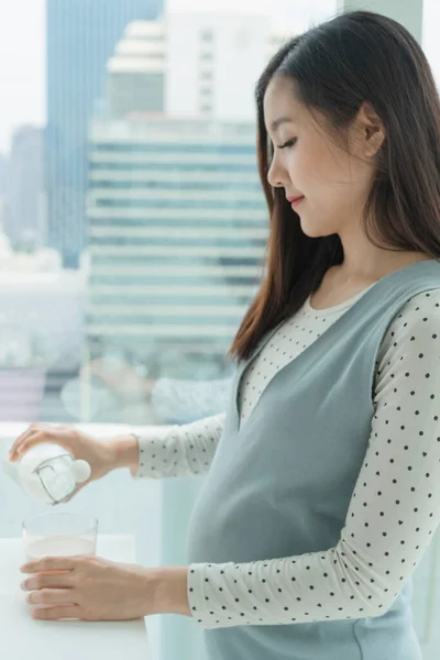 Sidovy Ung Vacker Gravid Asiatisk Kvinna Häller Färsk Mjölk Från — Stockfoto