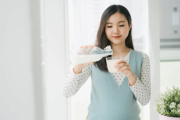 Ung Vacker Gravid Asiatisk Kvinna Häller Färsk Mjölk Från Flaska — Stockfoto
