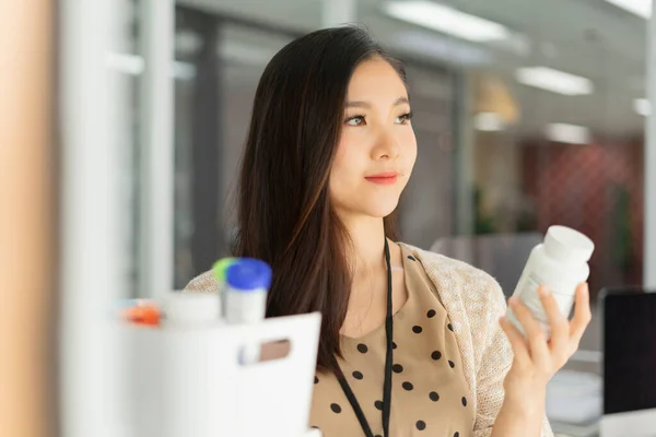 Vacker Gravid Asiatisk Affärskvinna Läser Etikett Medicinsk Burk Flaska — Stockfoto