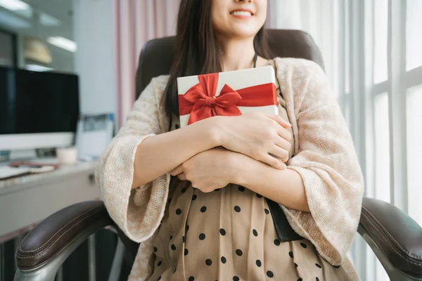 아시아 사업가가 상자를 있어요 — 스톡 사진