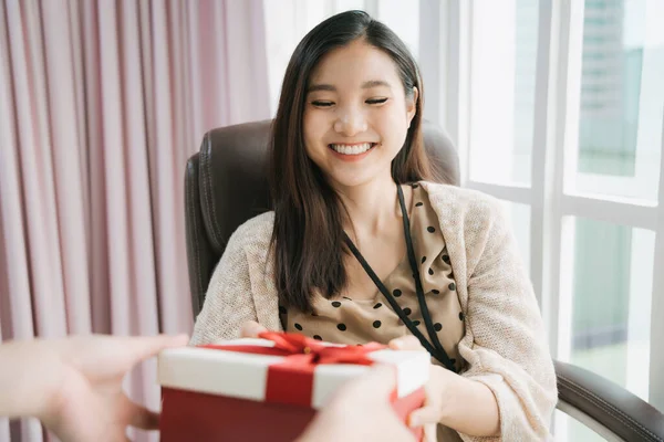 아름답고 아름다운 아시아 사업가가 상자를 훔치다 — 스톡 사진