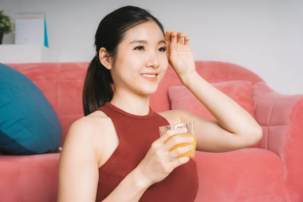 Vacker Gravid Asiatisk Kvinna Dricker Apelsinjuice Efter Träning Hemma — Stockfoto