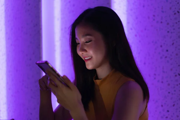 Vacker Asiatisk Thai Kvinna Som Använder Smartphone Bar Nattklubb — Stockfoto