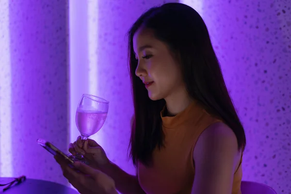 Vacker Asiatisk Thai Kvinna Som Använder Smartphone Nattklubb — Stockfoto