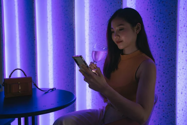 Vacker Asiatisk Thai Kvinna Som Använder Smartphone Nattklubb — Stockfoto