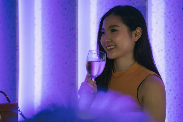 Vacker Asiatisk Kvinna Smuttar Champagne Nattklubb — Stockfoto