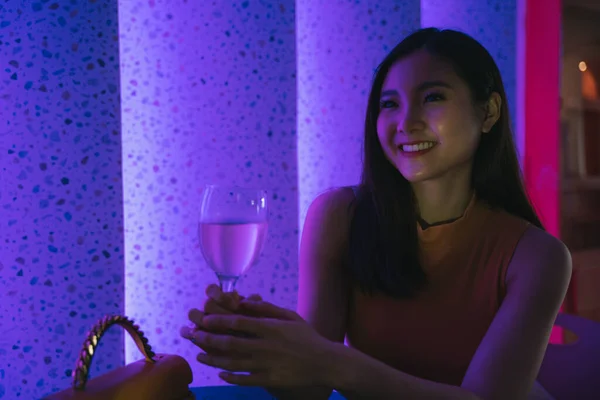Vacker Asiatisk Thai Kvinna Som Håller Glas Champagne Vin Nattklubb — Stockfoto