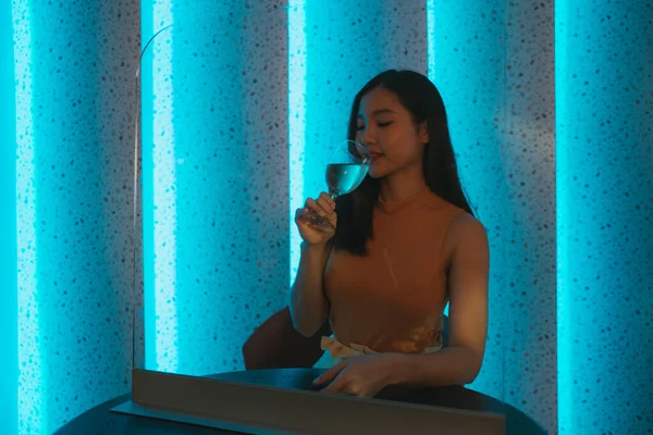 Hermosa Mujer Tailandesa Asiática Bebiendo Champán Con Copa Vino Discoteca — Foto de Stock