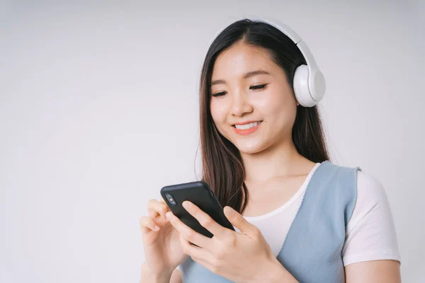 Närbild Porträtt Vacker Gravid Asiatisk Kvinna Lyssna Musik Med Hörlurar — Stockfoto