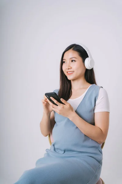 Vacker Gravid Asiatisk Kvinna Lyssna Musik Med Hörlurar Och Använda — Stockfoto