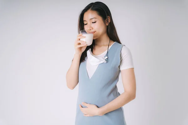Glada Vacker Gravid Asiatisk Kvinna Med Kopp Färsk Isolat Över — Stockfoto