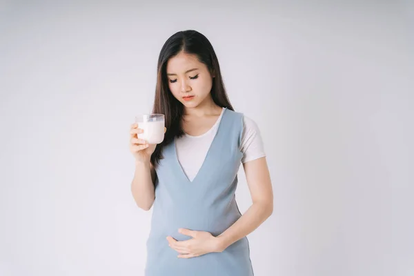 Vacker Gravid Asiatisk Kvinna Som Håller Kopp Färsk Mjölk Isolat — Stockfoto