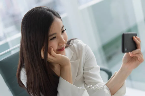 Vacker Asiatisk Affärskvinna Som Tar Selfie Med Smartphone Kontoret Arbetsplats — Stockfoto