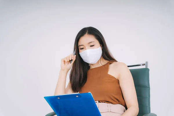 Pensiero Bella Asiatica Thai Imprenditrice Pianificazione Processo Lavoro Una Sedia — Foto Stock