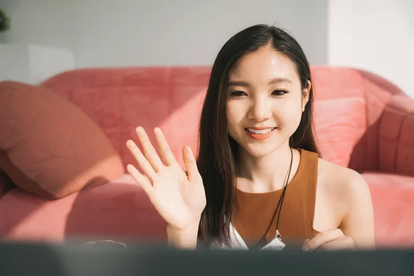 Vacker Asiatisk Thai Affärskvinna Viftar Hand Framför Datorn Sociala Medier — Stockfoto
